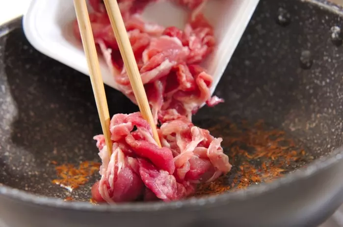 豚肉とホウレン草のカレーの作り方1