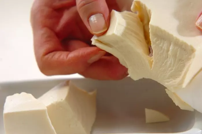 豆腐とブロッコリーのサラダの作り方1