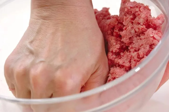 ふわふわジューシー!豆腐入りハンバーグ by 保田 美幸さんの下準備1