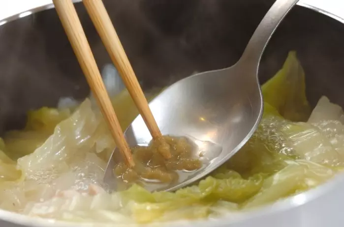 鶏肉と白菜のユズコショウスープの作り方2