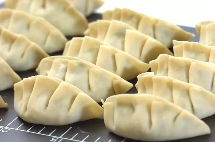 豚肉と春菊の焼き餃子の作り方2