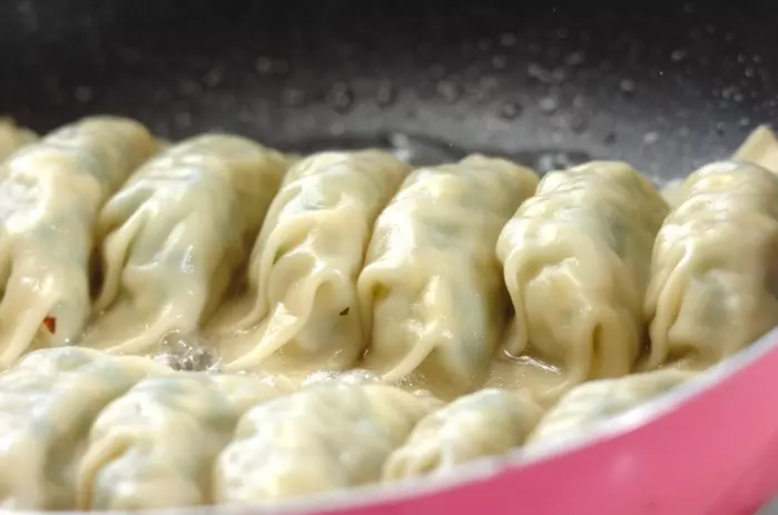 豚肉と春菊の焼き餃子の作り方4