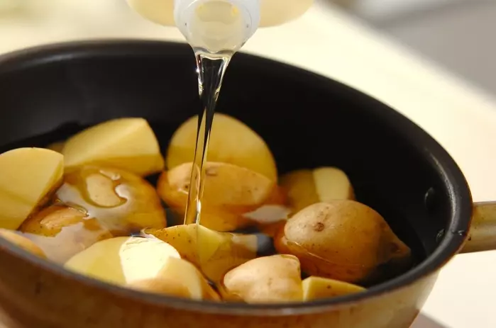 揚げジャガイモのピリ辛煮の作り方1