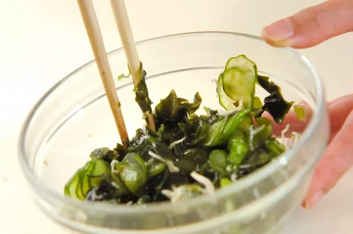 塩もみキュウリの甘酢和えの作り方1