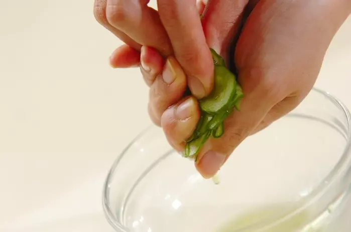 塩もみキュウリの甘酢和えの下準備1