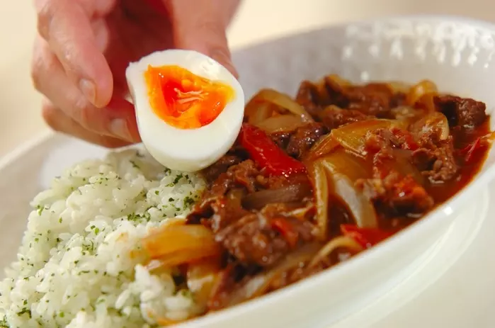 フライパン一つで!半熟卵のせハヤシライスの作り方4