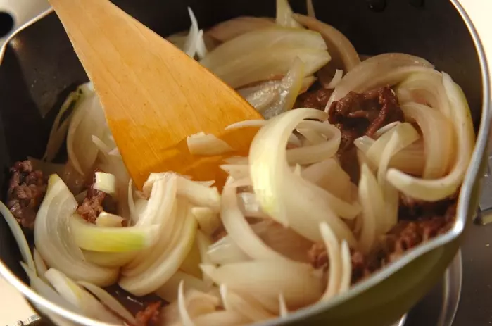 フライパン一つで!半熟卵のせハヤシライスの作り方2