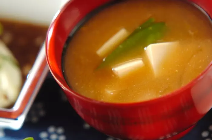 キヌサヤと豆腐のみそ汁