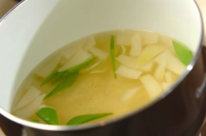 キヌサヤと豆腐のみそ汁の作り方1