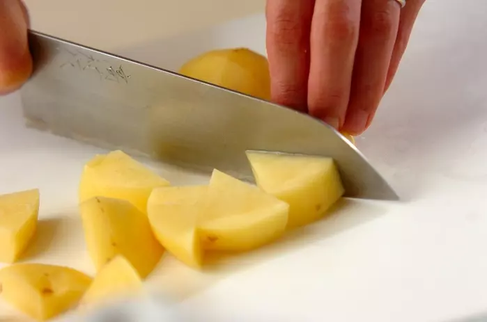 やみつき!コンビーフとじゃがいも炒め by杉本 亜希子さんの下準備2