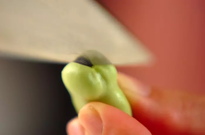 ほくほく塩ゆでソラ豆の下準備1