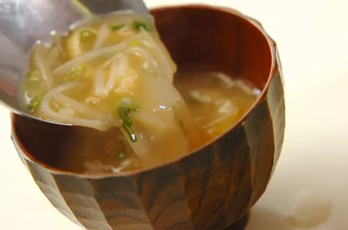 モヤシと玉ネギのみそ汁の作り方2