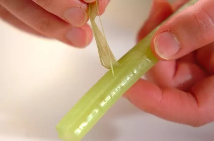 フキと練り物の煮物の作り方1