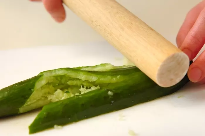 ピリ辛キュウリの下準備1