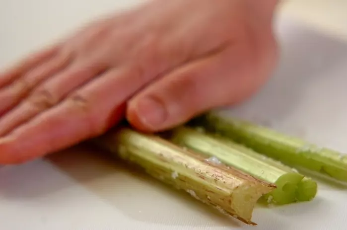 フキと練り物の煮物の下準備1