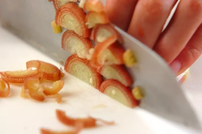 エノキとミョウガのみそ汁の下準備2