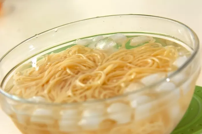 ニンニクの香りがそそる!トマトとバジルの冷製パスタの作り方3