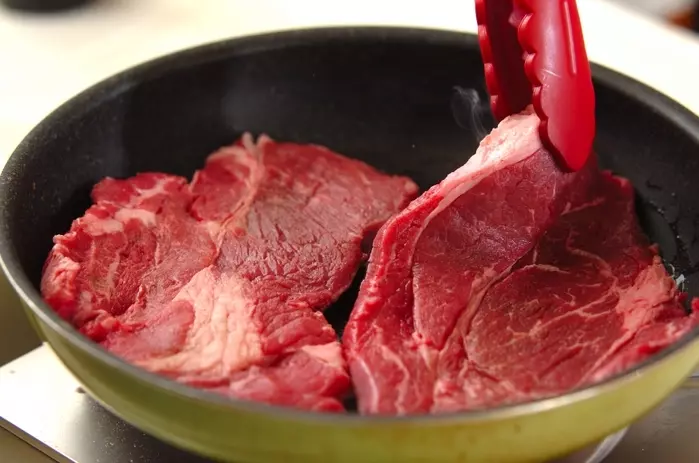 本格ソースで食べるステーキ 市販より美味しい by杉本 亜希子さんの作り方1