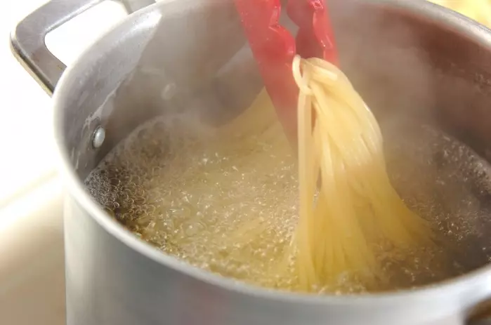 ニンニクの香りがそそる!トマトとバジルの冷製パスタの作り方2