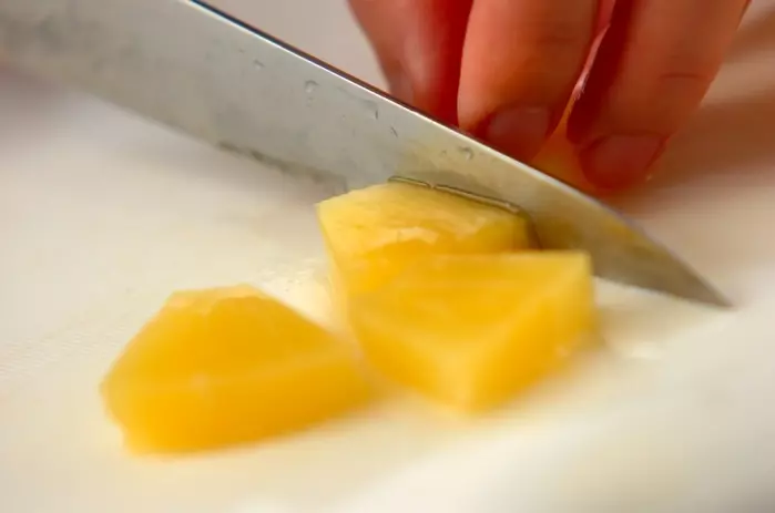 バニラ風味のパイナップルの下準備1