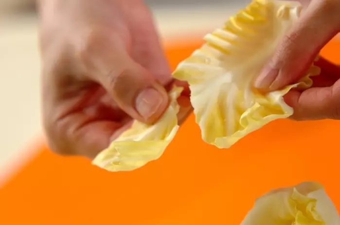 春キャベツの炒め焼きの下準備1