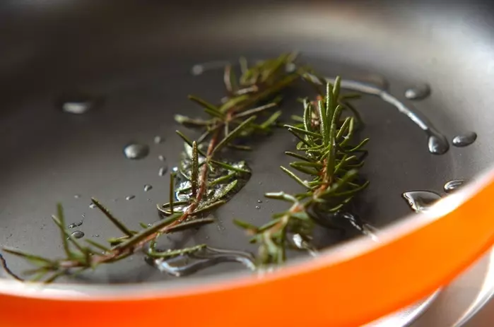 チキンのレモンハーブソテーの作り方1