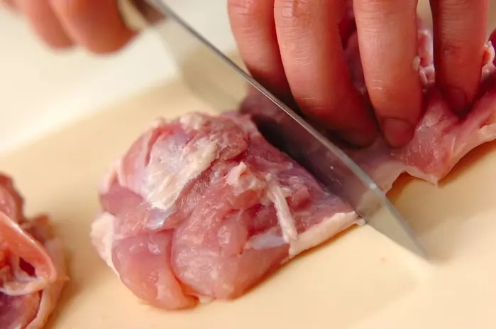 チキンのレモンハーブソテーの下準備1