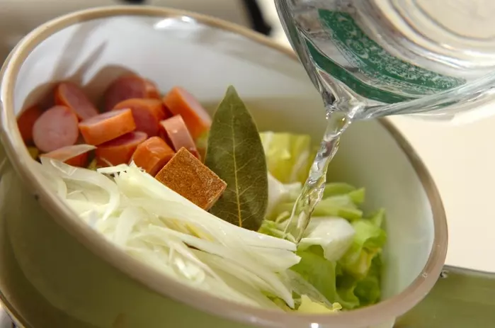 キャベツとソーセージのスープの作り方1