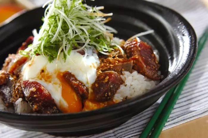 温泉卵のせカツオ丼
