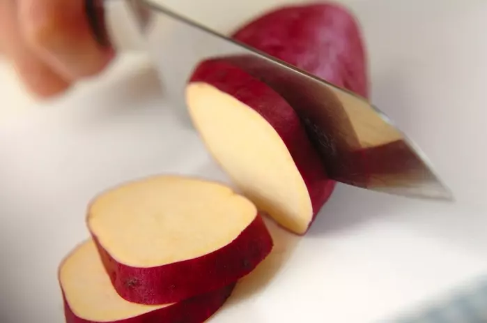 サツマイモのハチミツレモン煮の下準備1