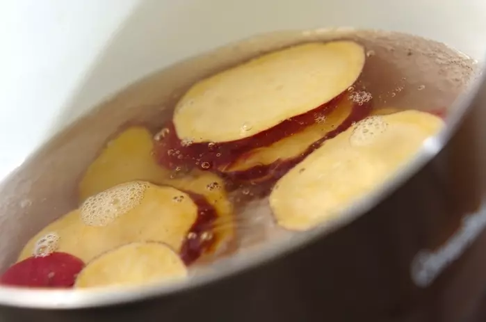 サツマイモのハチミツレモン煮の作り方1