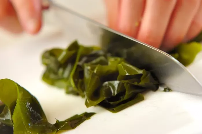 ワカメとニンジンのからしマヨ和えの下準備1