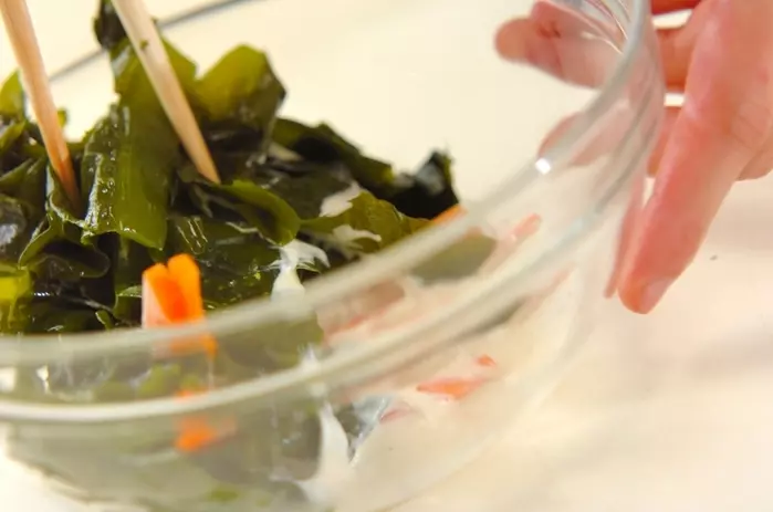 ワカメとニンジンのからしマヨ和えの作り方1