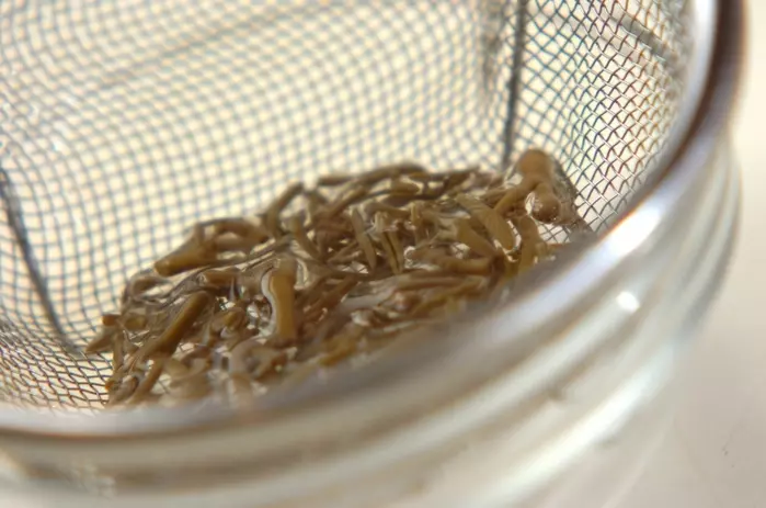 ジュンサイと豆腐のみそ汁の下準備1