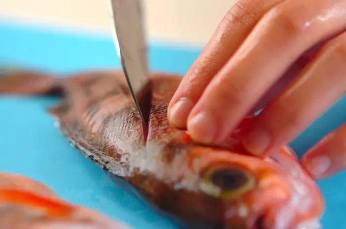 メバルとワカメの煮付けの下準備1