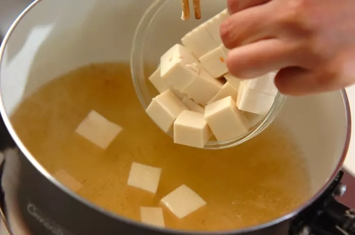 ジュンサイと豆腐のみそ汁の作り方1