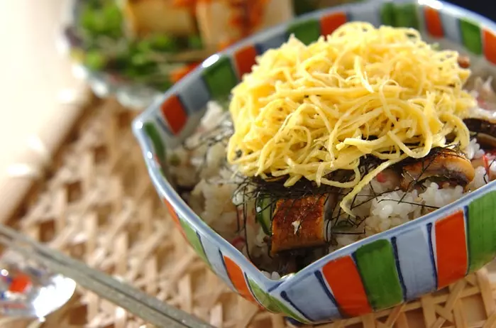 刻みウナギの混ぜ寿司