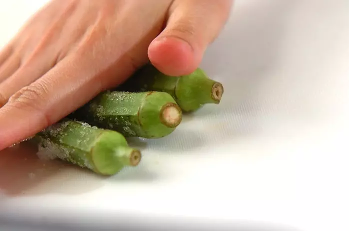 ねばねばオクラ納豆の下準備1