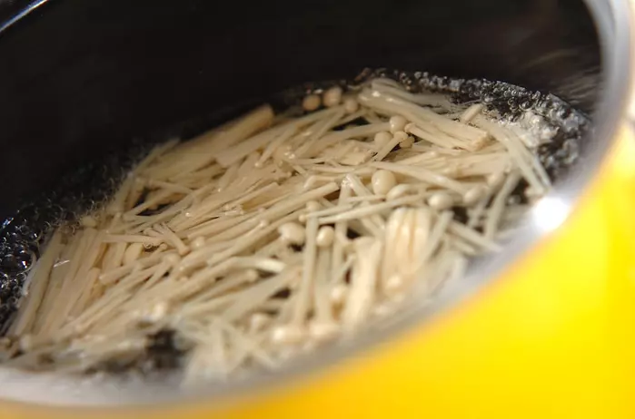 エノキとホウレン草のゴマ和えの作り方1