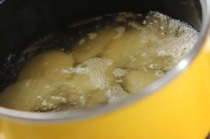 ジャガイモと油揚げのみそ汁の作り方1