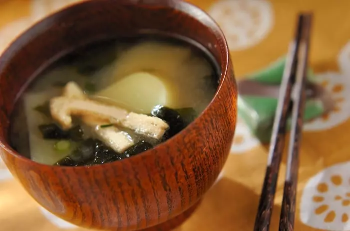 ジャガイモと油揚げのみそ汁