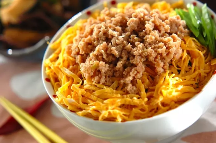 お箸が止まらない定番丼!鶏そぼろ丼 by 杉本 亜希子さん