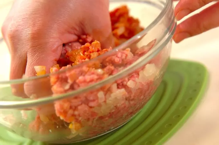 家庭的な基本のハンバーグ by杉本 亜希子さんの作り方2