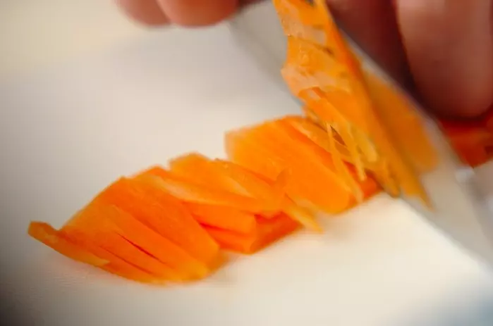 ニンジンとモヤシのみそ汁の下準備1