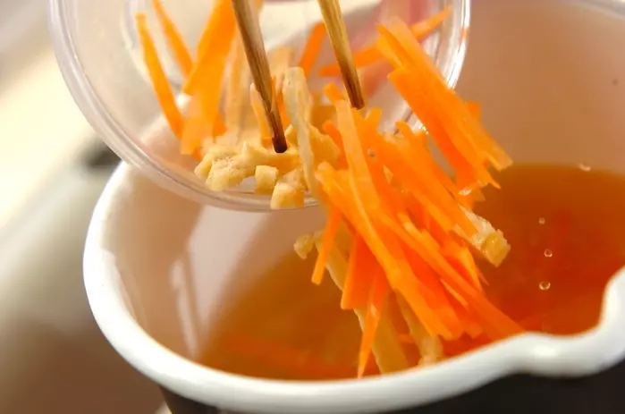 ニンジンとモヤシのみそ汁の作り方1