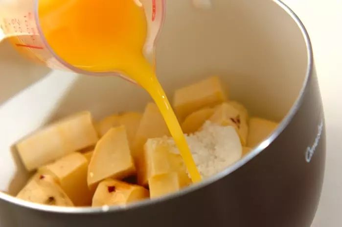 サツマイモのオレンジ煮茶巾の作り方1