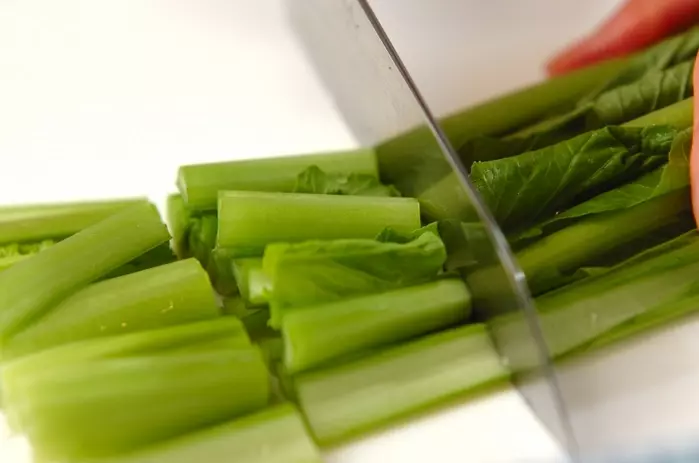 青菜と油揚げのサッと煮の下準備1