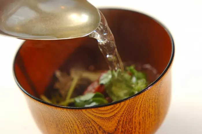 とろろ昆布と梅のお吸い物の作り方1