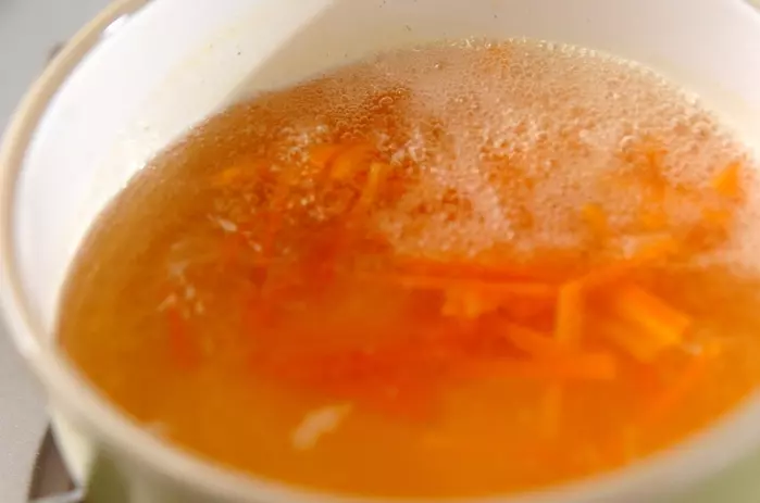 ワカメとニンジンのお吸い物の作り方1