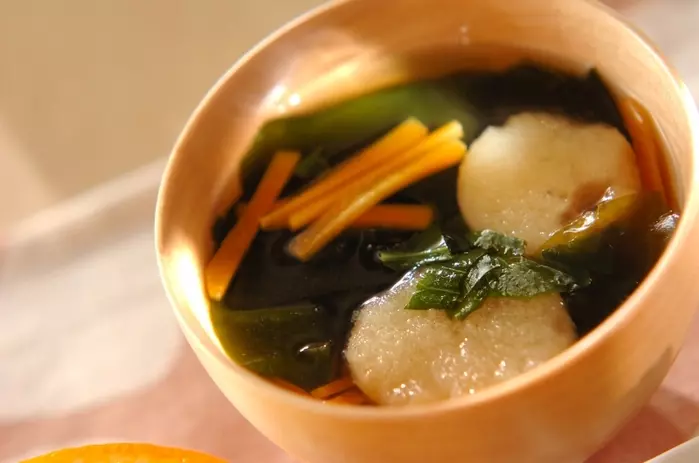 ワカメとニンジンのお吸い物